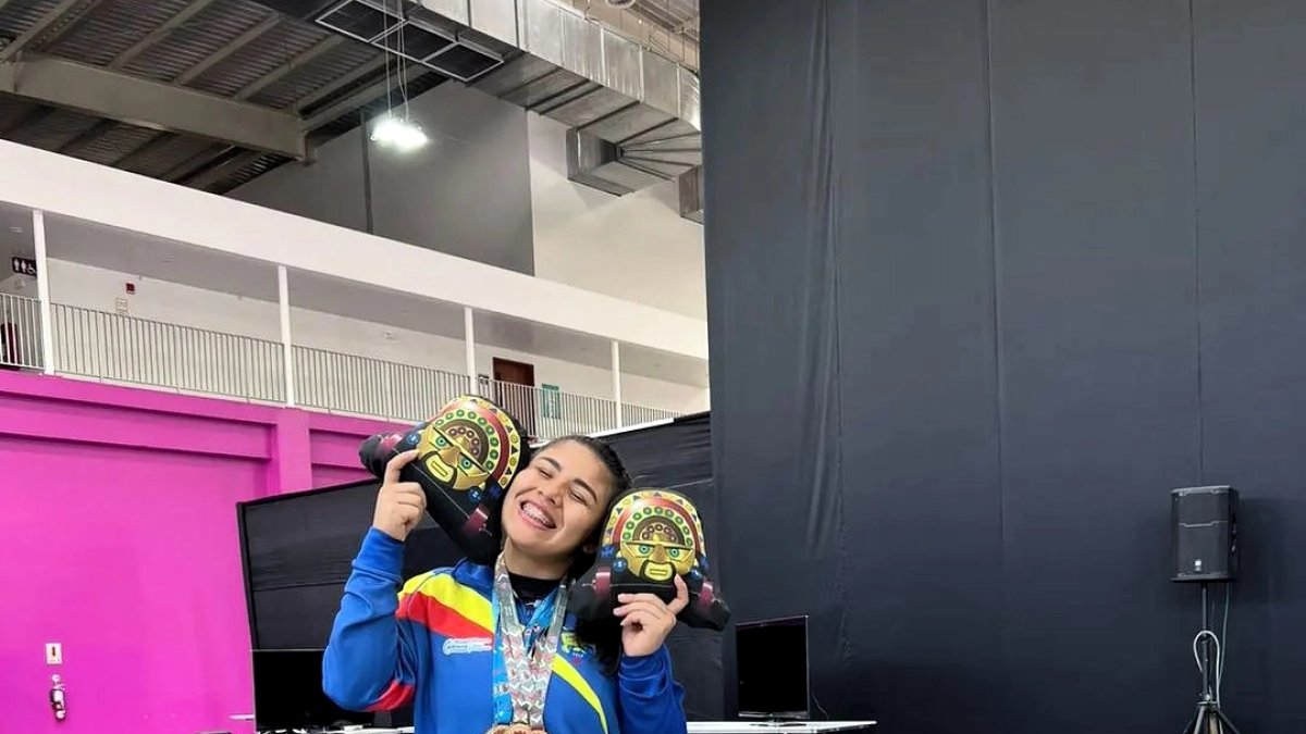Bella Paredes se colgó oros en envión, arranque y total de los 76 kg.