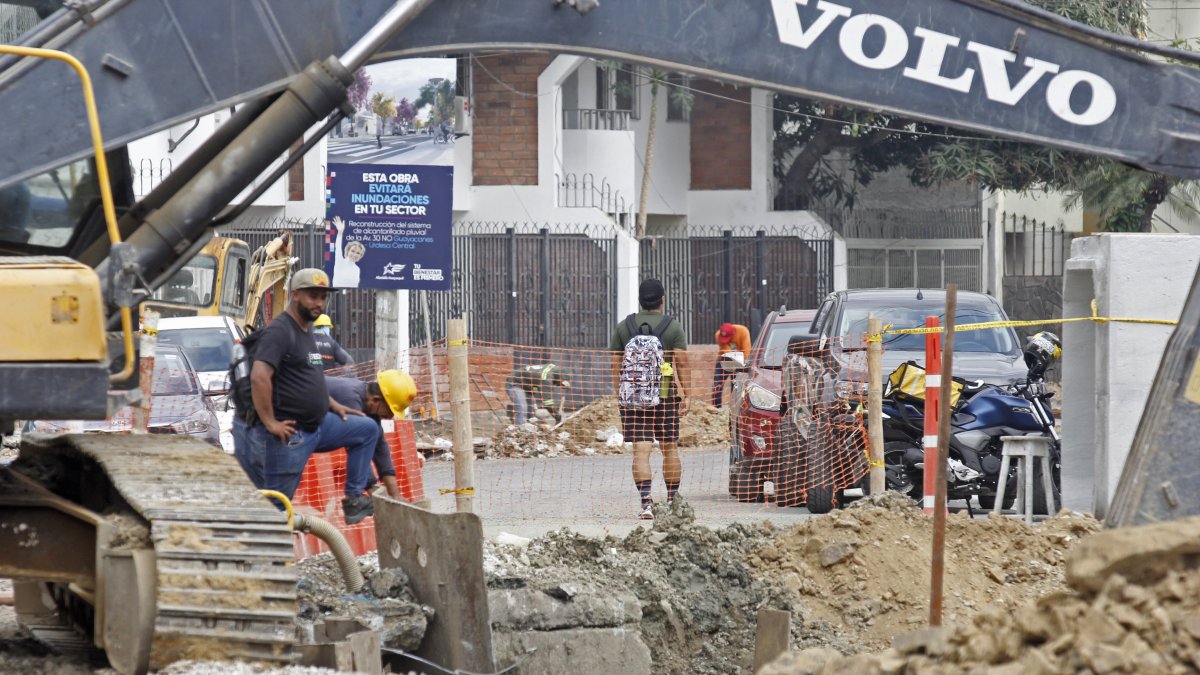 Daños. Varios tramos de la calle Guayacanes se encuentran destrozados por las maquinarias.