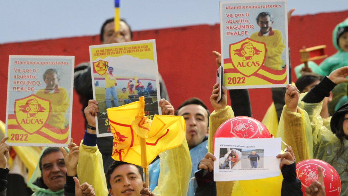 Los aficionados de Aucas aprovecharon el juego ante Gualaceo, donde se selló el pase a las finales, para llevar las imágenes de los hinchas que alientan desde el cielo.