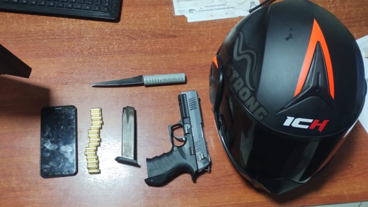 Evidencia. El arma de fuego llevaba uno de ellos en el pantalón, alertando así a los uniformados.