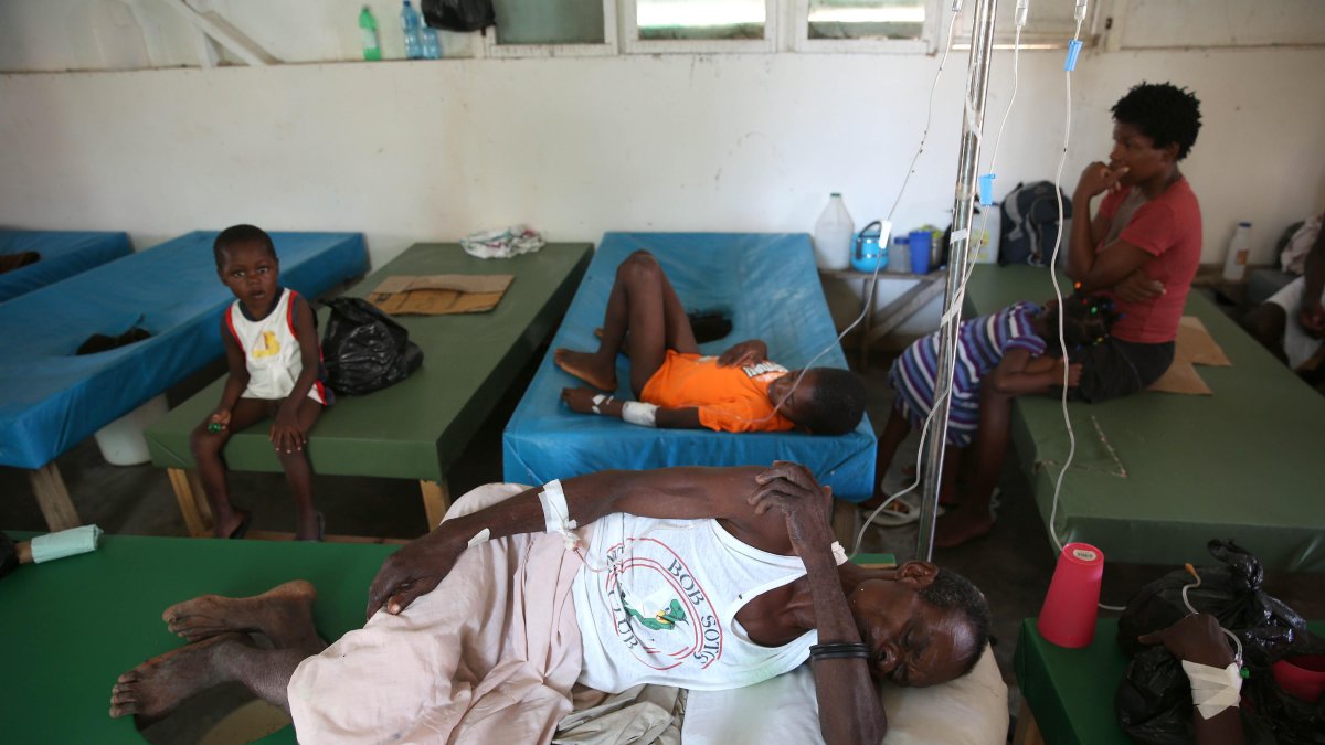 Personas con síntomas de cólera reciben atención médica en el hospital Saint Antoine, en una fotografía de archivo. EFE/