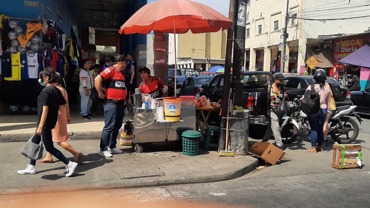 Yomaira Guerra y Toni Navas, con la camiseta de Flamengo.