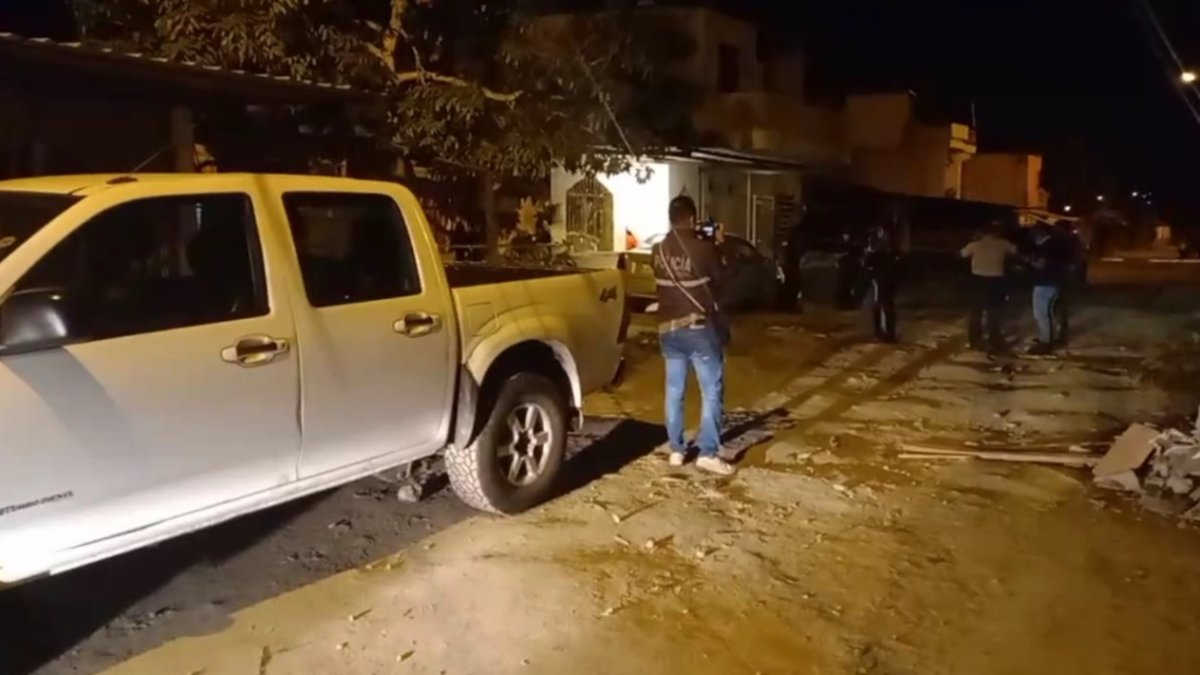 Esmeraldas. La policía recorre el barrio en busca de evidencias.