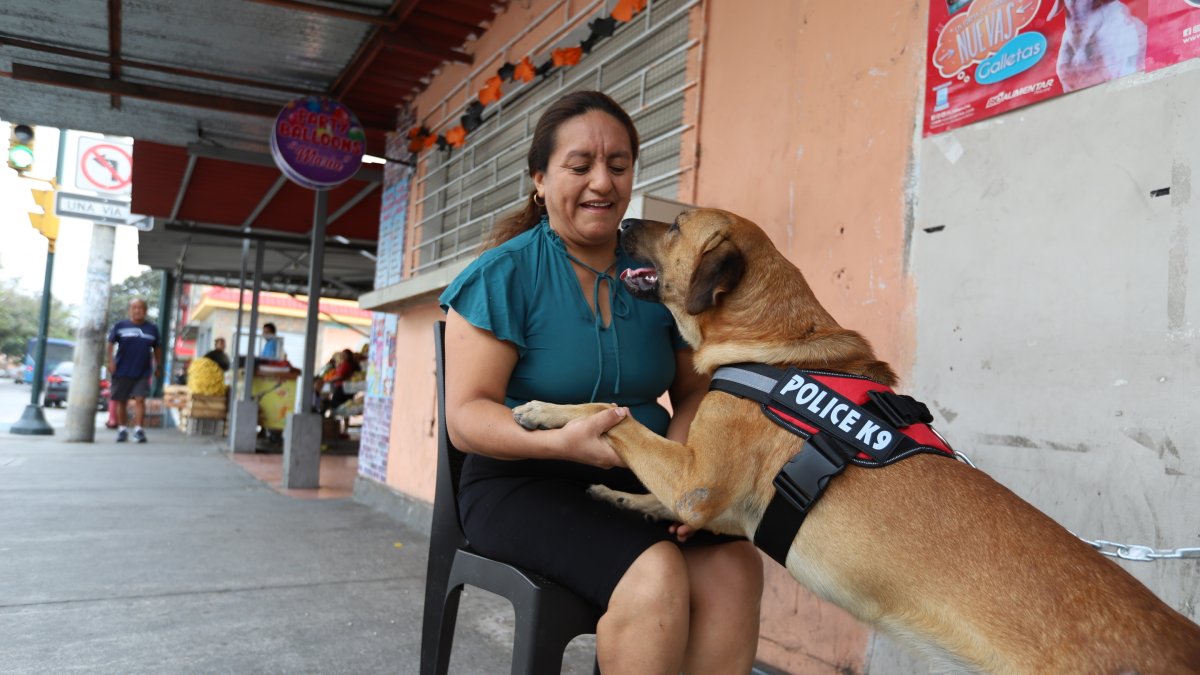 Relación. Gladys y Denver. Ella lo adoptó cuando él tenía unos tres meses
