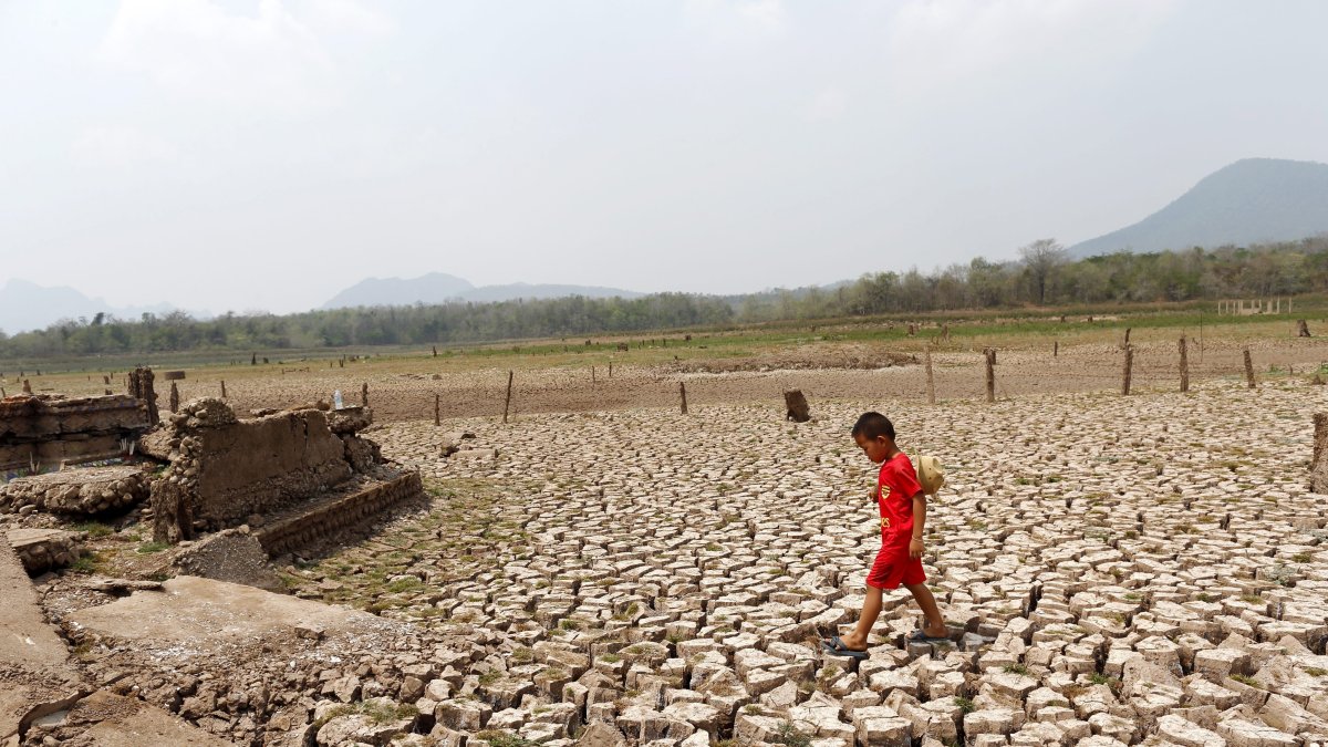 Un niño recorre una zona seca en un embalse, en una fotografía de archivo.