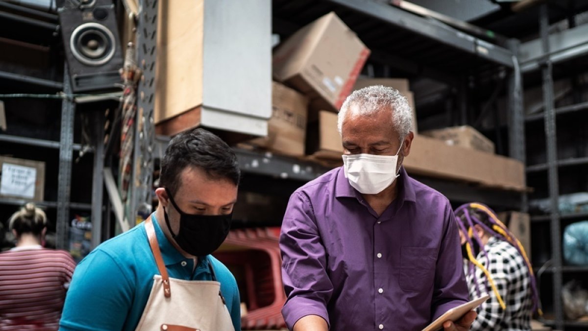Laboral.- Personas elaboran artículos de madera.