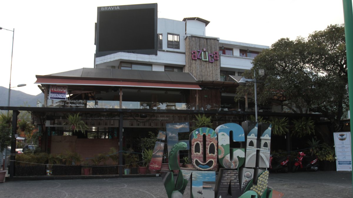 En los locales de la Plaza Foch, en el norte de Quito, no hay ambiente futbolero. Los locales tienen decoración referente a Hallowen.
