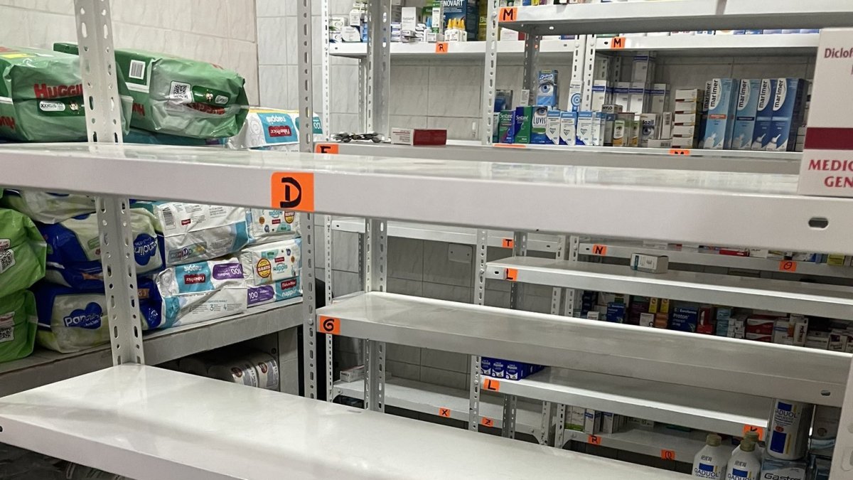 Así quedaron las perchas de la farmacia en Durán, tras el robo cometido.
