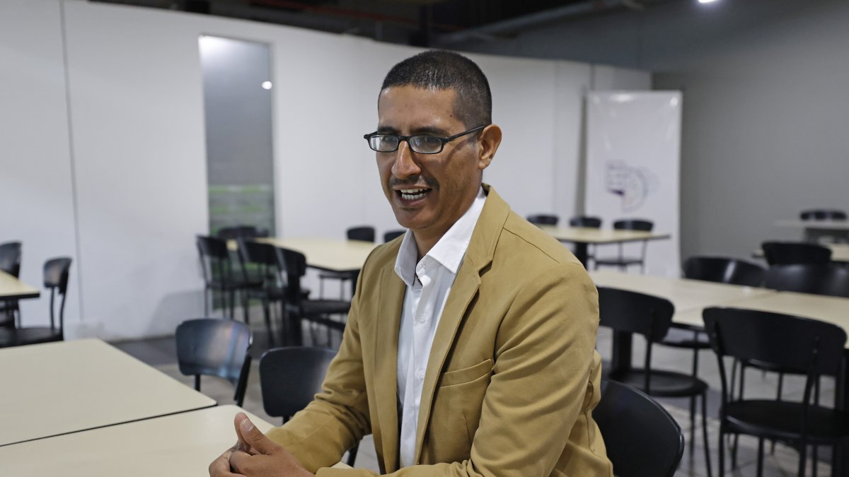 El colombiano Andrés Ballesteros habla durante una entrevista, el 22 de octubre de 2022, en Bogotá (Colombia). /Mauricio Dueñas Castañeda /