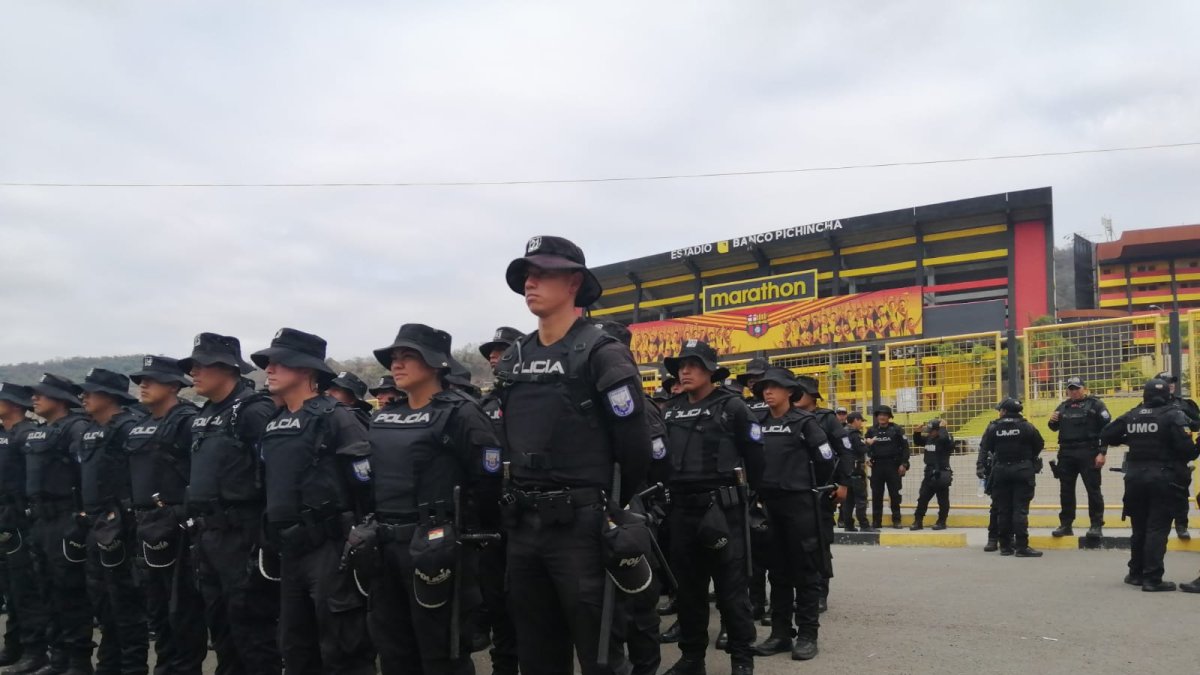 Los policías se encolumnaron en los exteriores del estadio Monumental.
