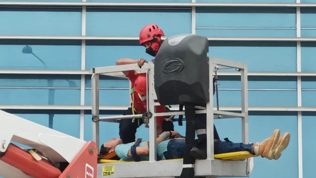 La simulación de los rescates los hicieron con carros canastas