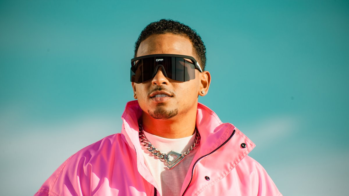 Fotografía cedida hoy por Aura Music donde aparece el artista urbano puertorriqueño Ozuna.