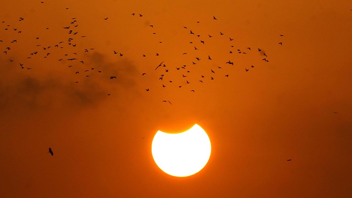 Vista del eclipse solar parcial visto desde Karachi, Pakistán, el 25 de octubre de 2022.