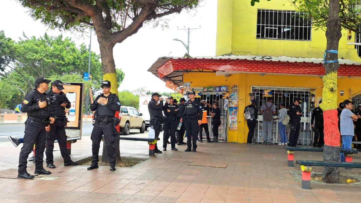 Miembros de la policía están apostados en los alrededores del estadio Monumental.