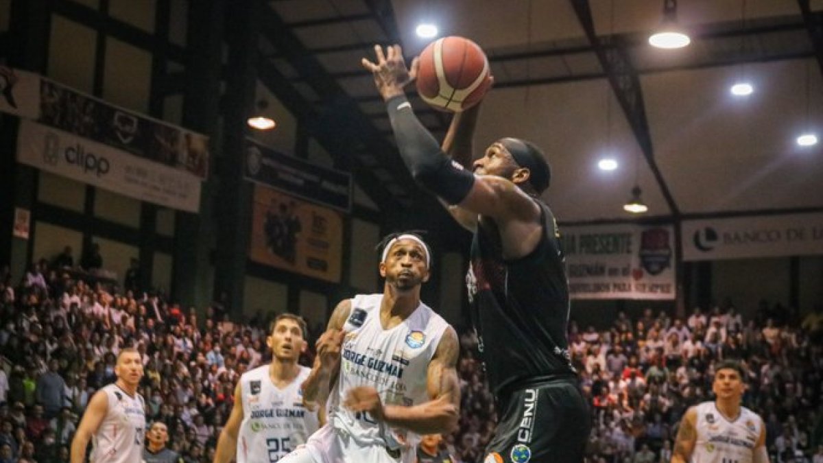 Jorge Guzmán (blanco) se impuso 91-82 en el cuarto duelo ante Barcelona.