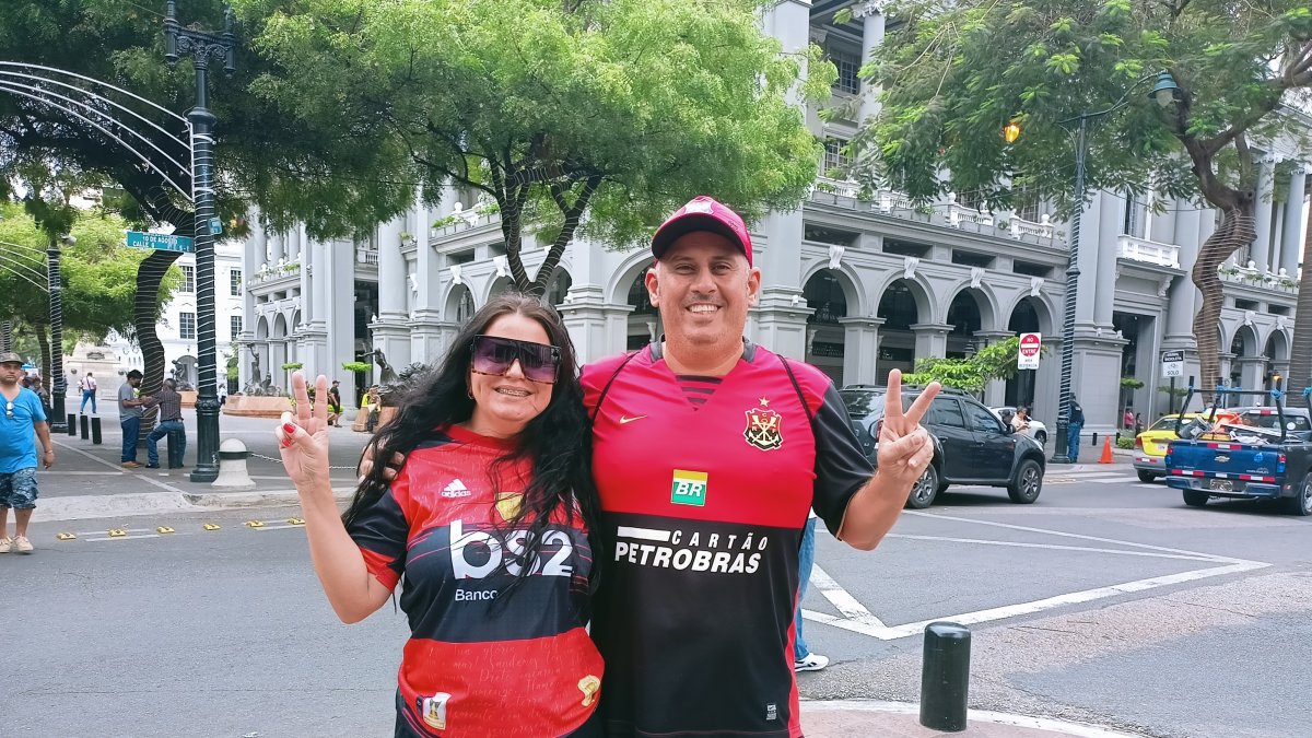 Silvya Leite y su esposo Johnnie Airis pasearon por el centro de Guayaquil.