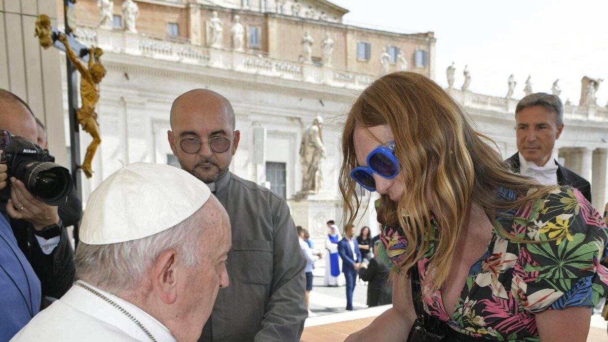 Una de las transexuales que acude a la plaza de San Pedro, donde el papa las saluda tras la audiencia. /EFE