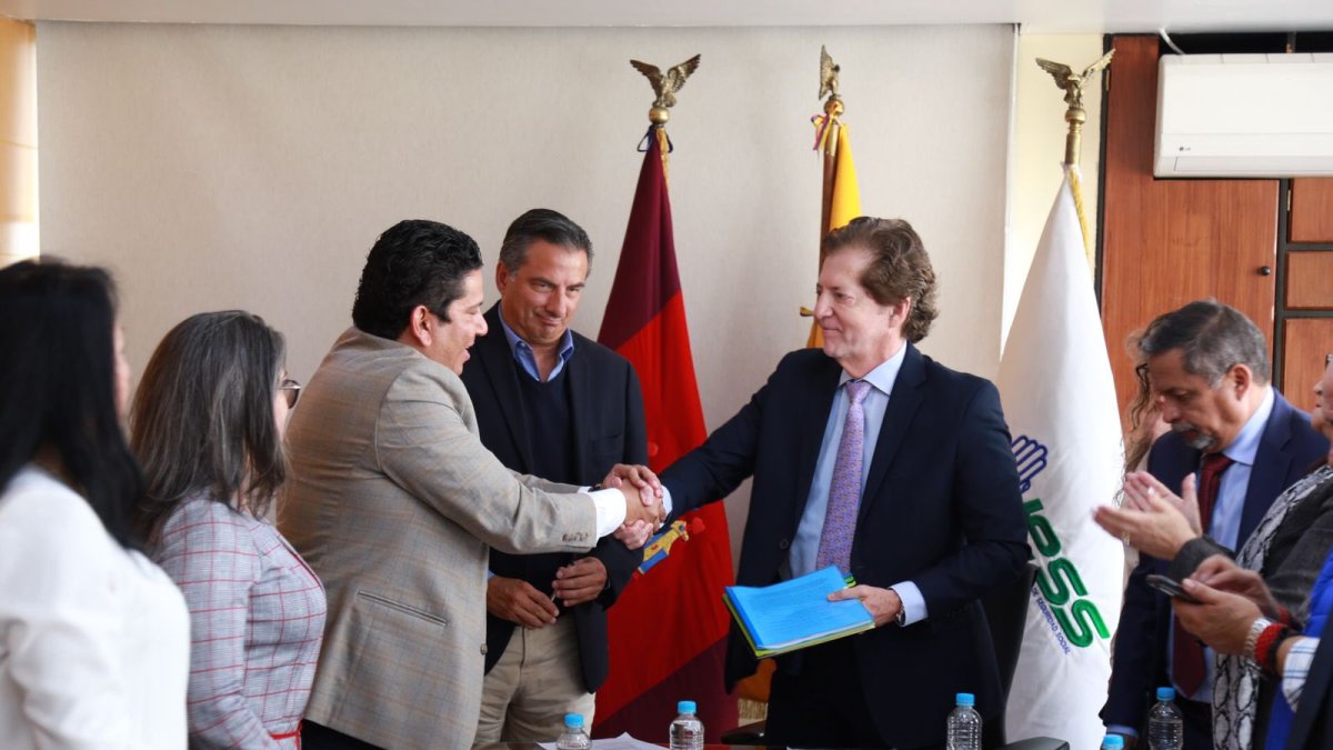 Richard Gómez (i) junto al actual Presidente del Consejo Directivo del IESS.