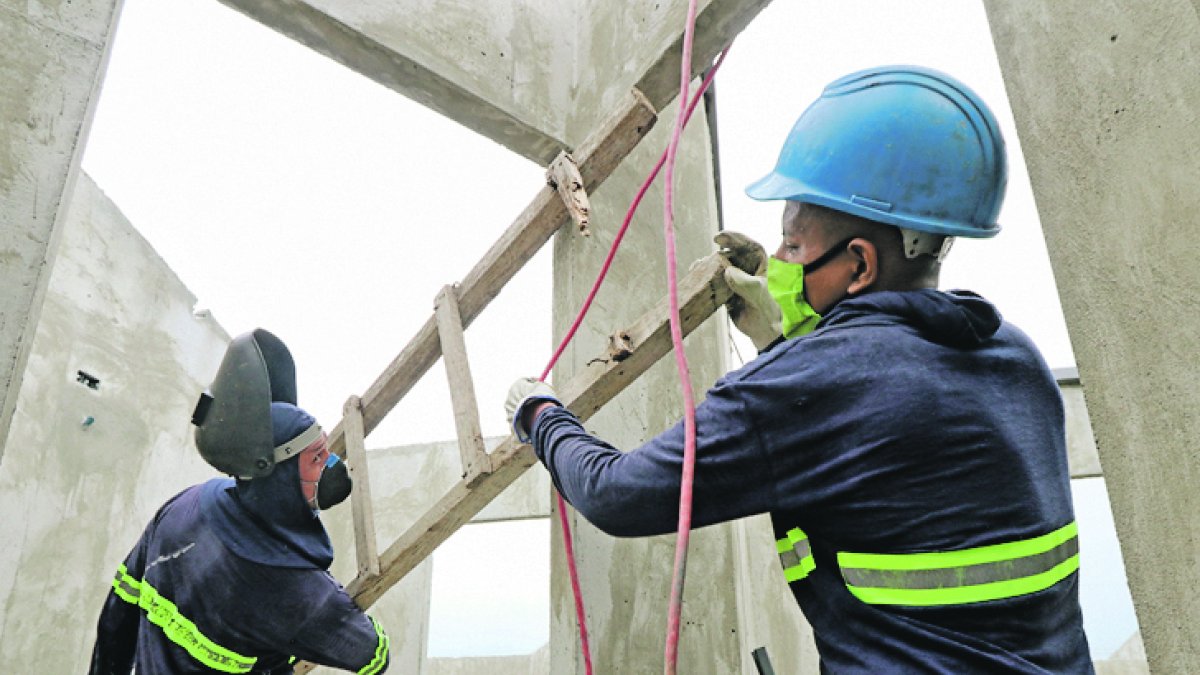Labor.- Dos personas realizan un trabajo de construcción.