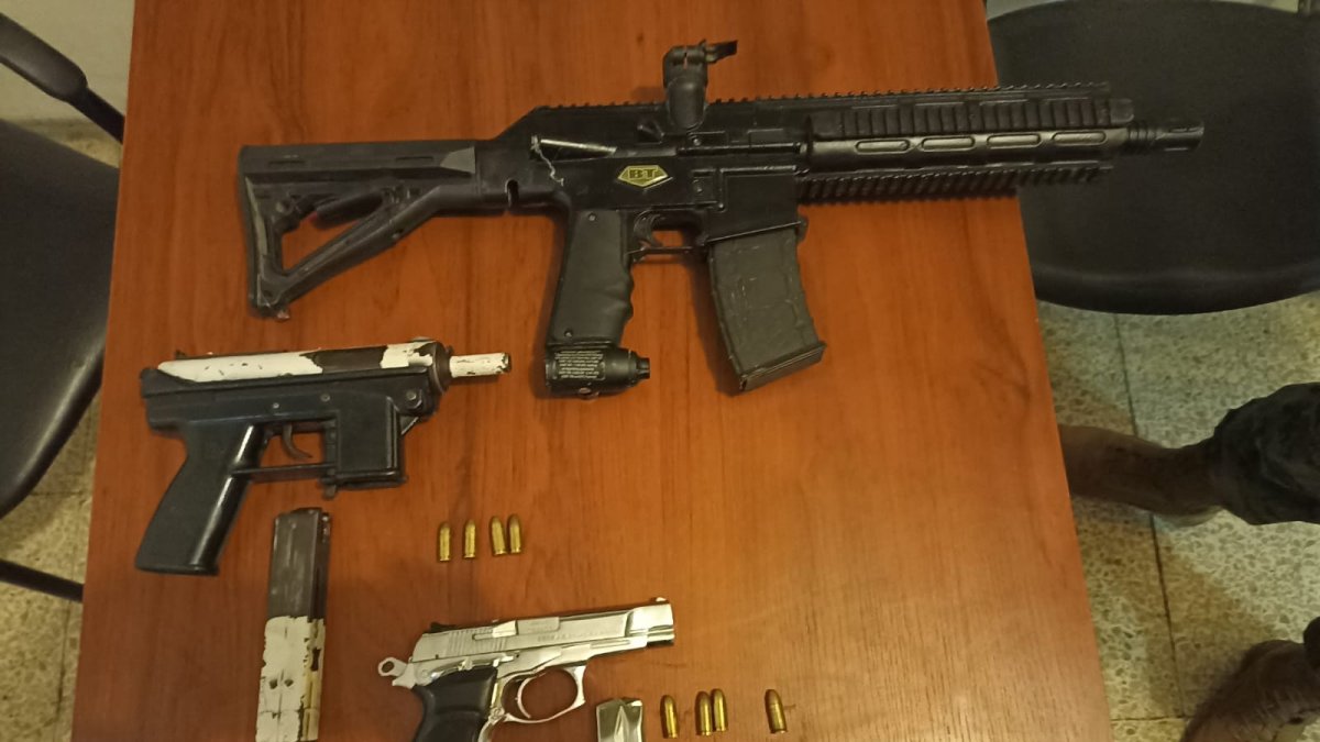 Decomiso. Miembros de la Fuerza de Tarea Conjunta entregaron a los sospechosos y las evidencias a la Policía.