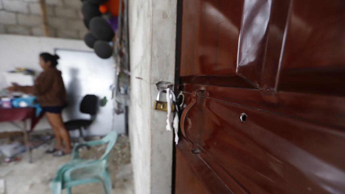 Daño. La puerta de una casa vecina a la Penitenciaría, con orificio de bala.