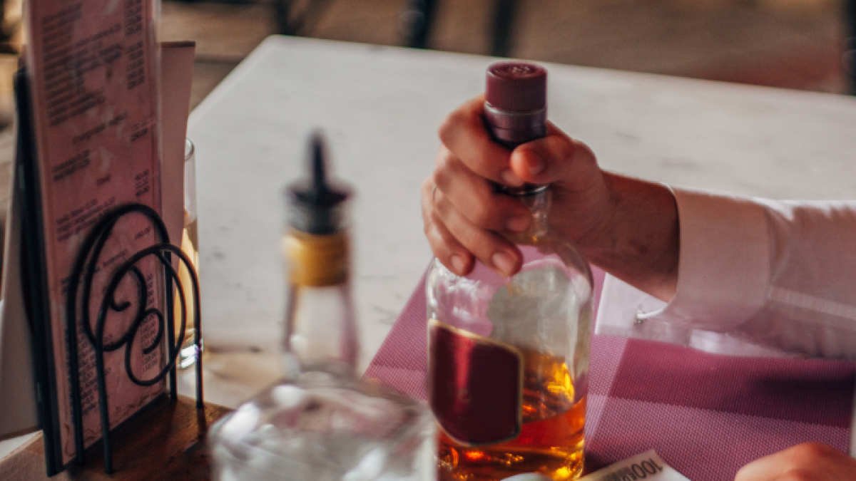 Imagen referencial. El Ministerio de Salud actualizó en 32 la cifra de fallecidos por ingesta de alcohol adulterado.