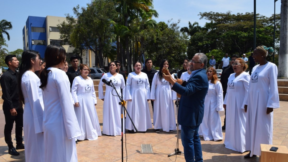 Coro de la Universidad de Guayaquil dirigido por el maestro Francisco Aguilera Naranjo.
