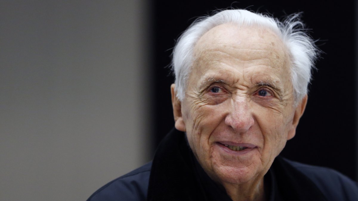 Pierre Soulages posa para las fotografías frente a una de sus pinturas expuestas durante la exposición 'El Outrenoir(s): Museos y fundaciones europeas' en el nuevo Museo Soulages en Rodez, Francia.