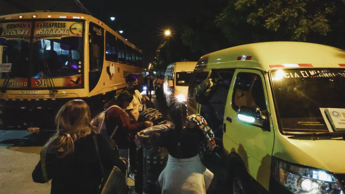 Migrantes venezolanos se embarcan en furgonetas para trasladarse a albergues provisionales. Personal del Municipio de Guayaquil coordinó acciones.