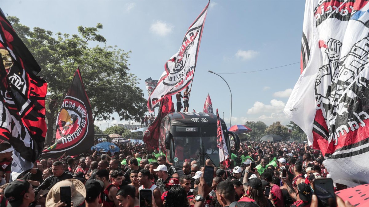 Aficionados acompañan al Flamengo previo a su viaje hacia Guayaquil para disputar la final de la Copa Libertadores contra Atlético Paranaense,