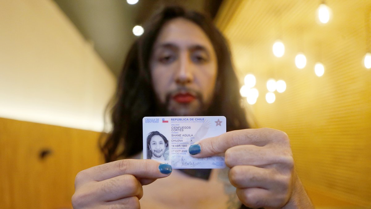 Fotografía cedida por Felipe Poga que muestra a Shane Cienfuegos mientras posa para fotografías, después de recibir su cédula de identidad como una persona trans no binaria, en Santiago (Chile).