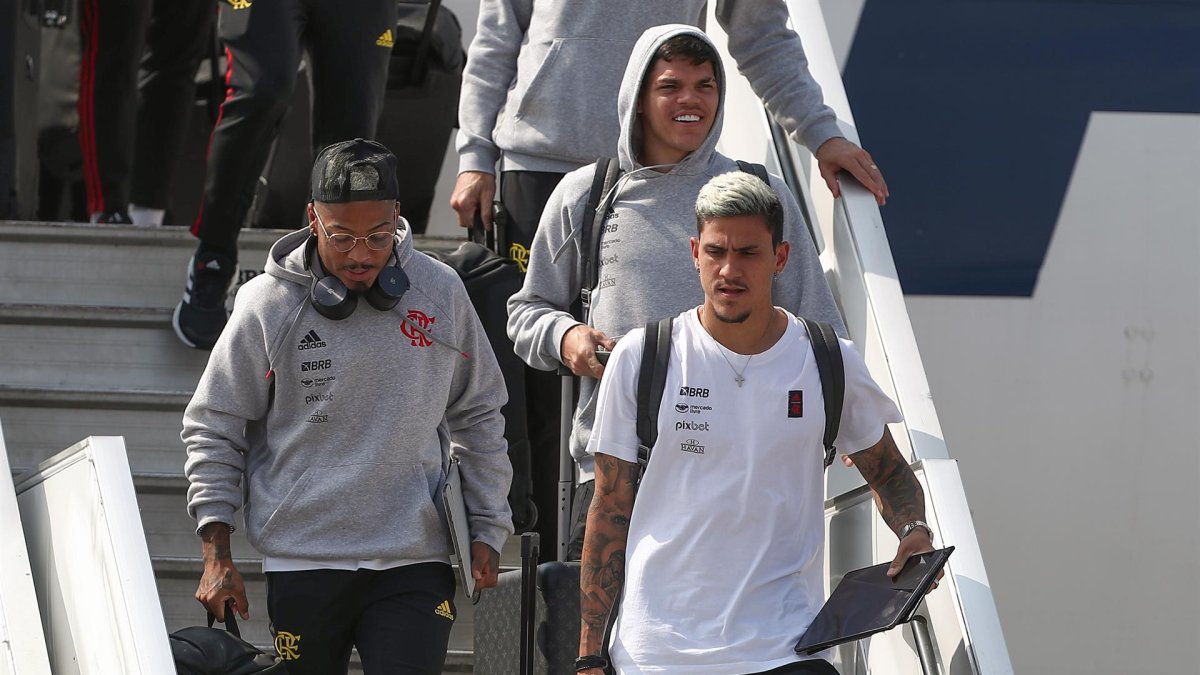 Pedro (frente) de Flamengo desciende con sus compañeros de un avión hoy, a su llegada al aeropuerto Internacional en Guayaquil (Ecuador).