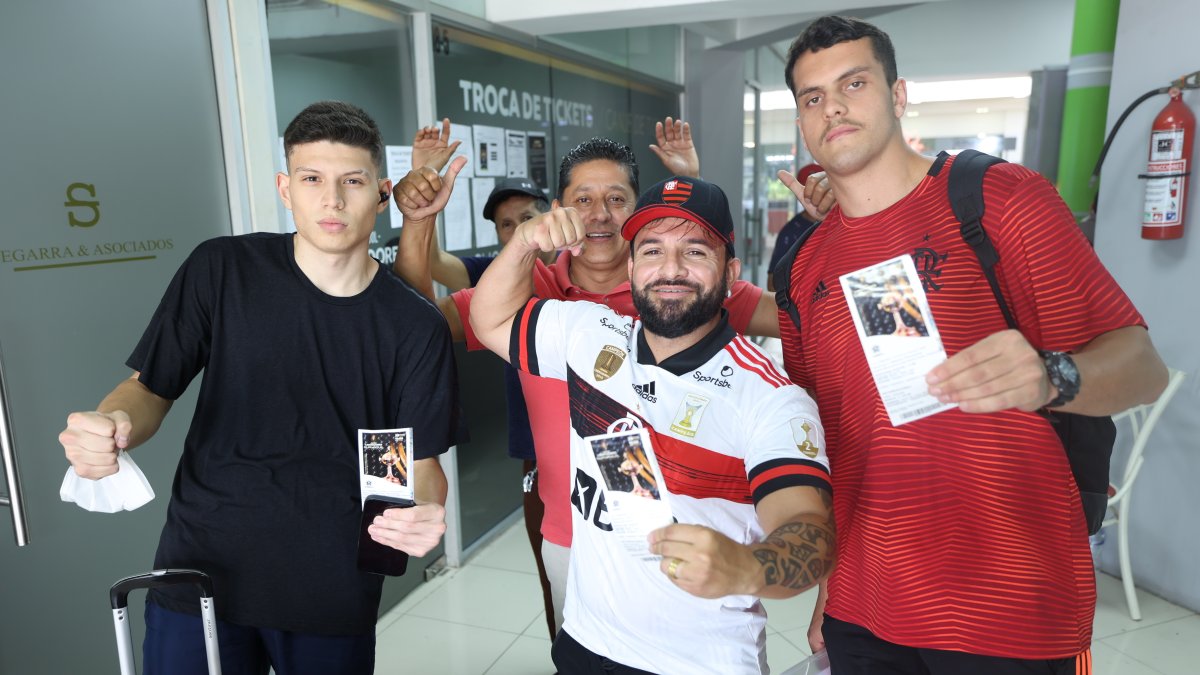 Fanáticos del Flamengo retirán sus entradas para la Final de Copa Libertadores en el C.C Albán Borja.