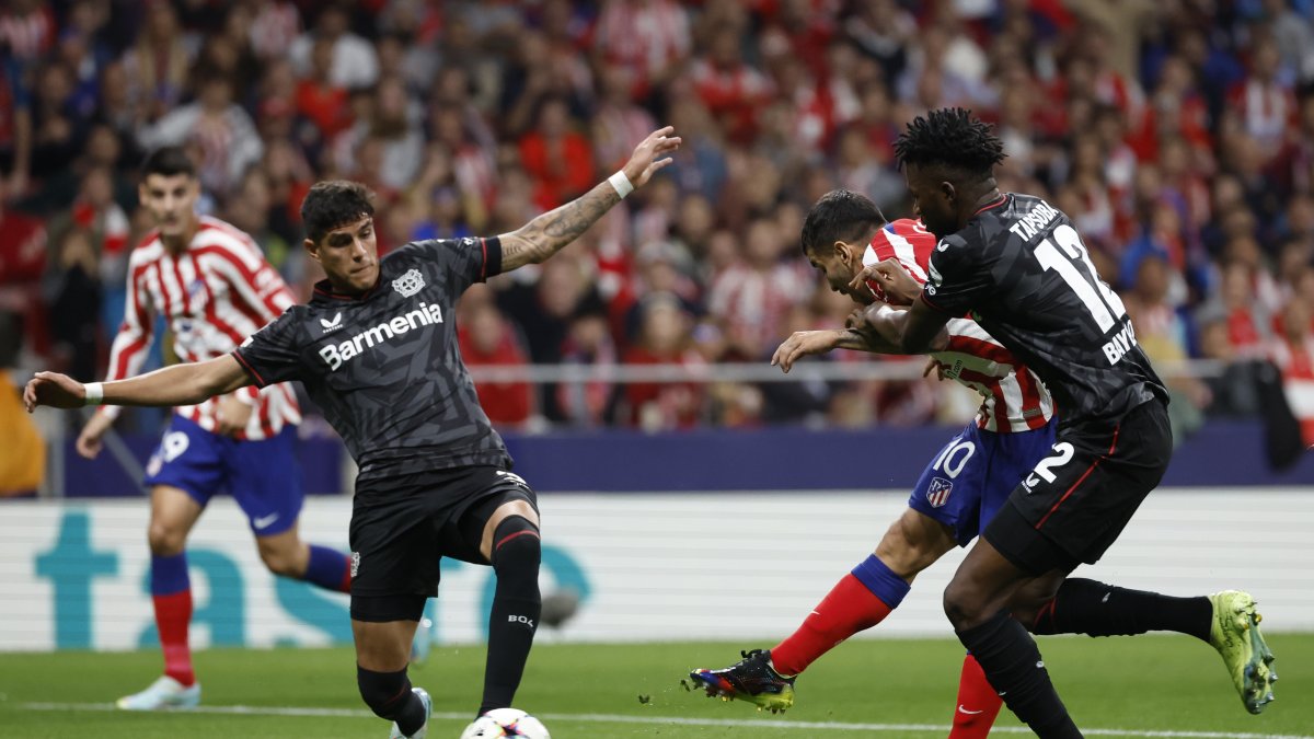 El defensa ecuatoriano, Piero Hincapié, estuvo durante los noventa minutos en el partido contra el Atlético de Madrid