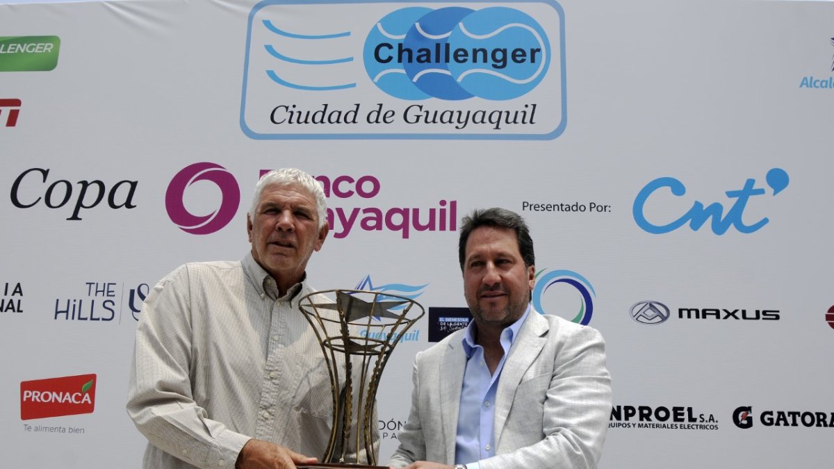Andrés Gómez (i), director, y Luis Adrián Morejón, con el trofeo.