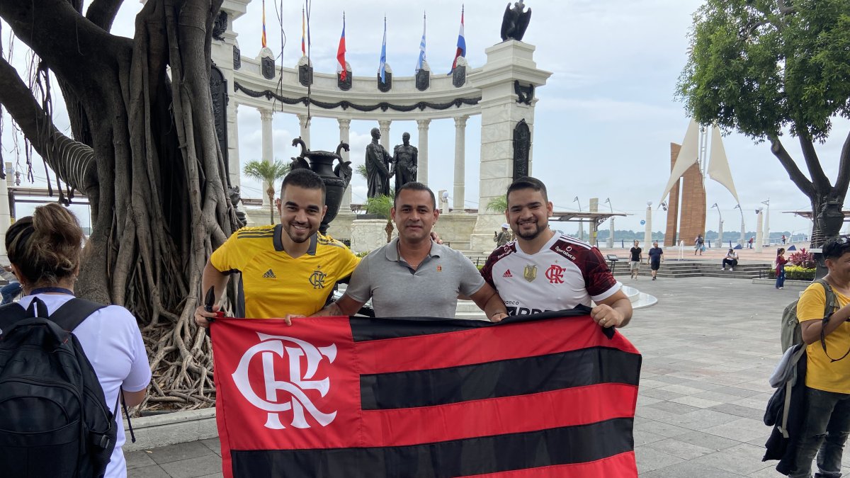 El ecuatoriano Eduardo Guzmán hizo amistad con dos hinchas de Flamengo en el sector de La Rotonda de Guayaquil.J