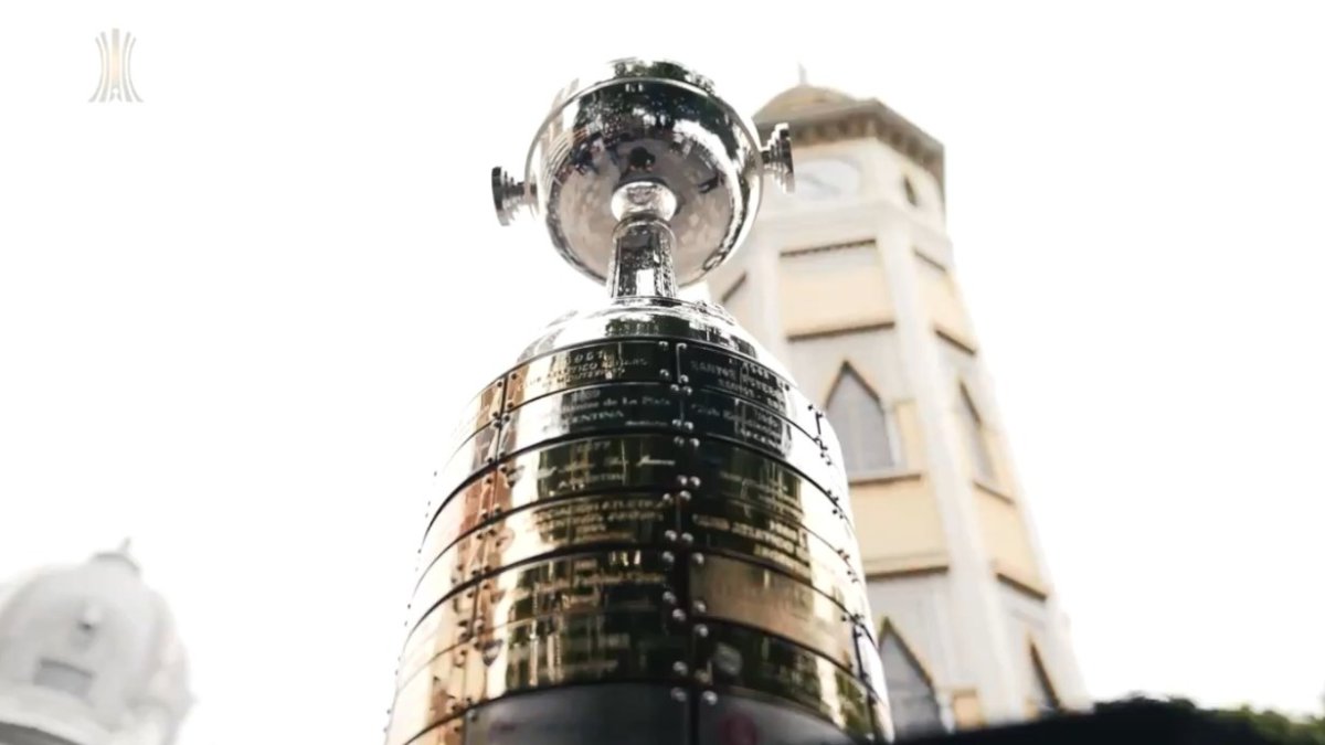 En el nuevo video, el trofeo de la Copa Libertadores posa sobre diversos lugares atractivos de Guayaquil.