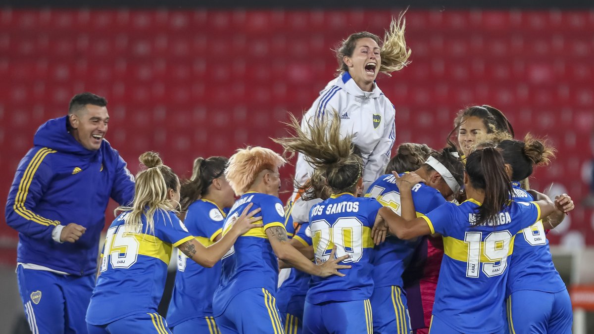 Las jugadoras de Boca celebran al ganar la serie de penaltis ante Deportivo Cali.