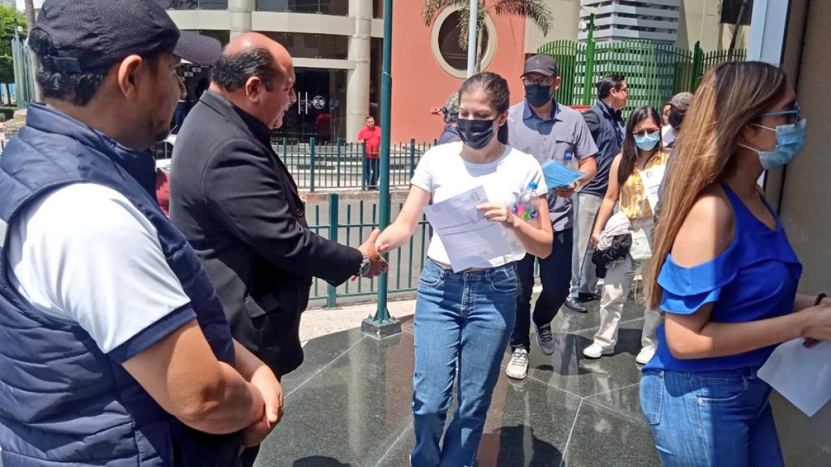 Profesionales de carreras de salud ingresan a rendir el examen de habilitación profesional el 22 de octubre en Guayaquil.