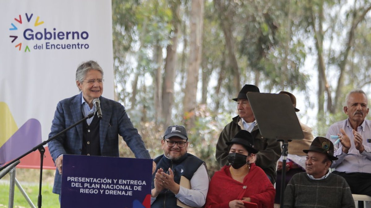El presidente Guillermo Lasso explica los objetivos del plan nacional de riego y drenaje, este 26 de octubre en Ambato.