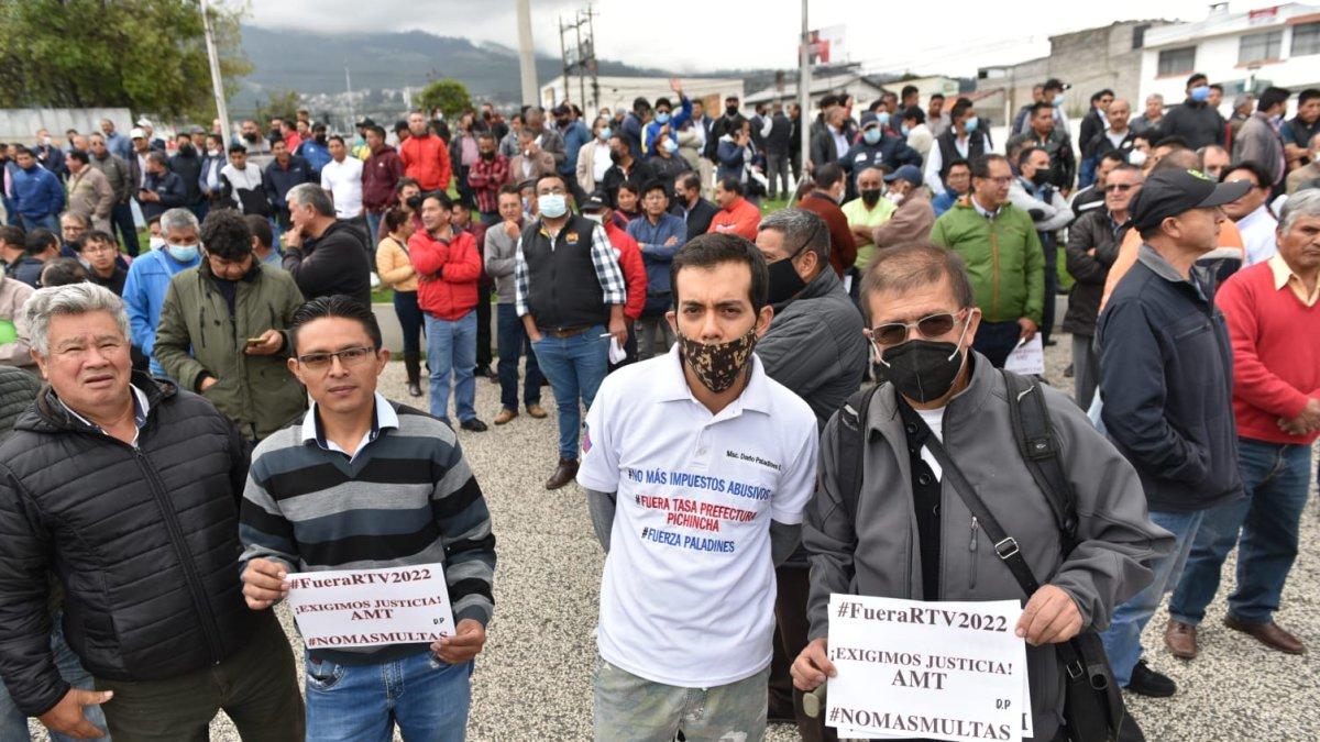 Plantón por los cobros de agencia de tránsito por multas.