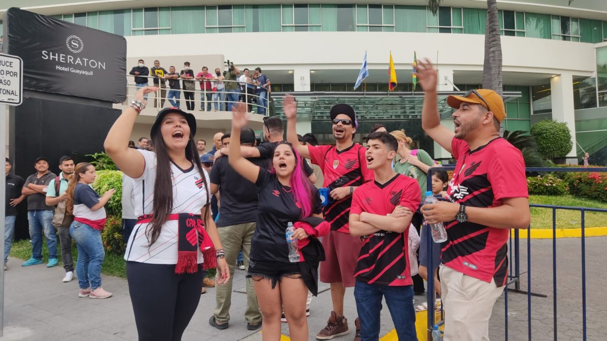 Hinchas del Paranaense en los exteriores del Sheraton.
