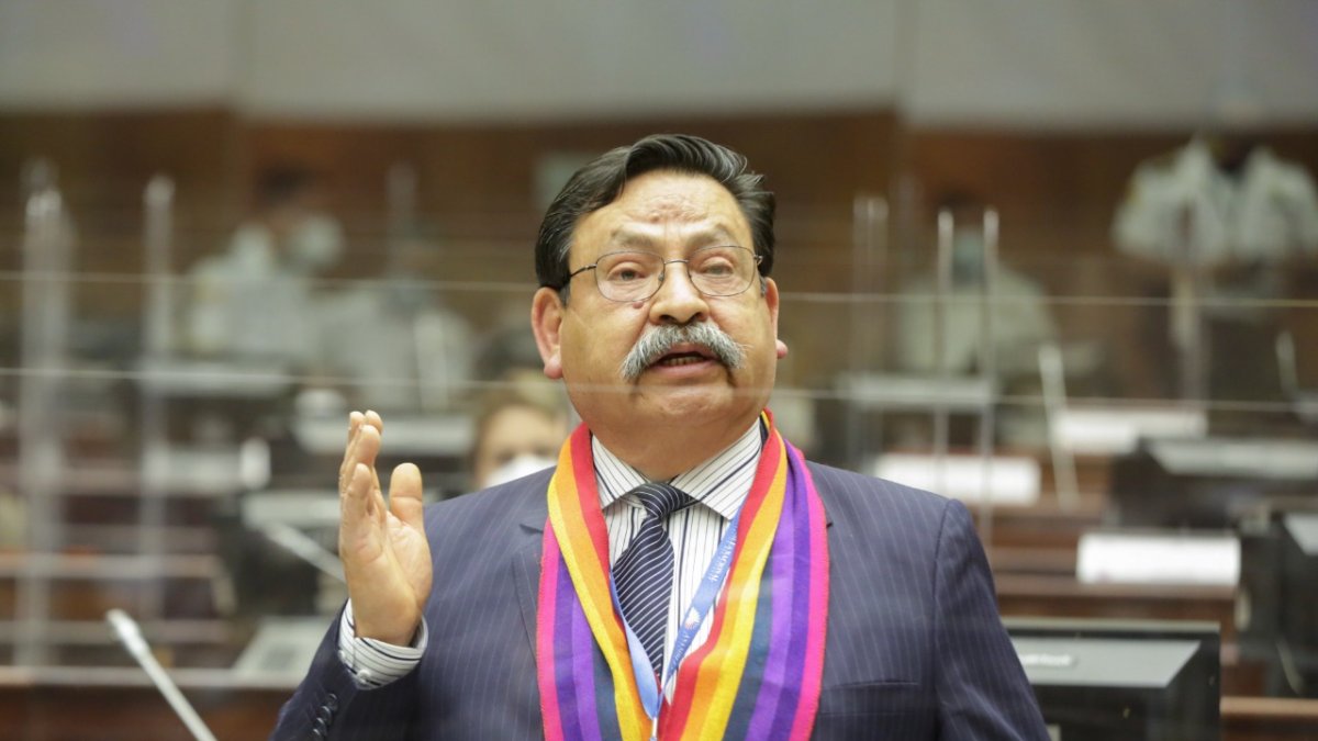 El legislador de Pachakutik, Joel Abad, dice que se defenderá de las acusaciones de querer cobrar diezmos.