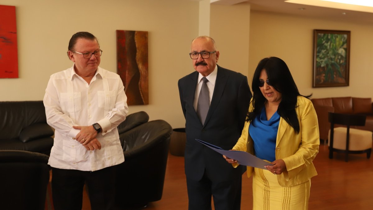 Acto. Frugone entregó el reconocimiento al director de Diario EXPRESO.