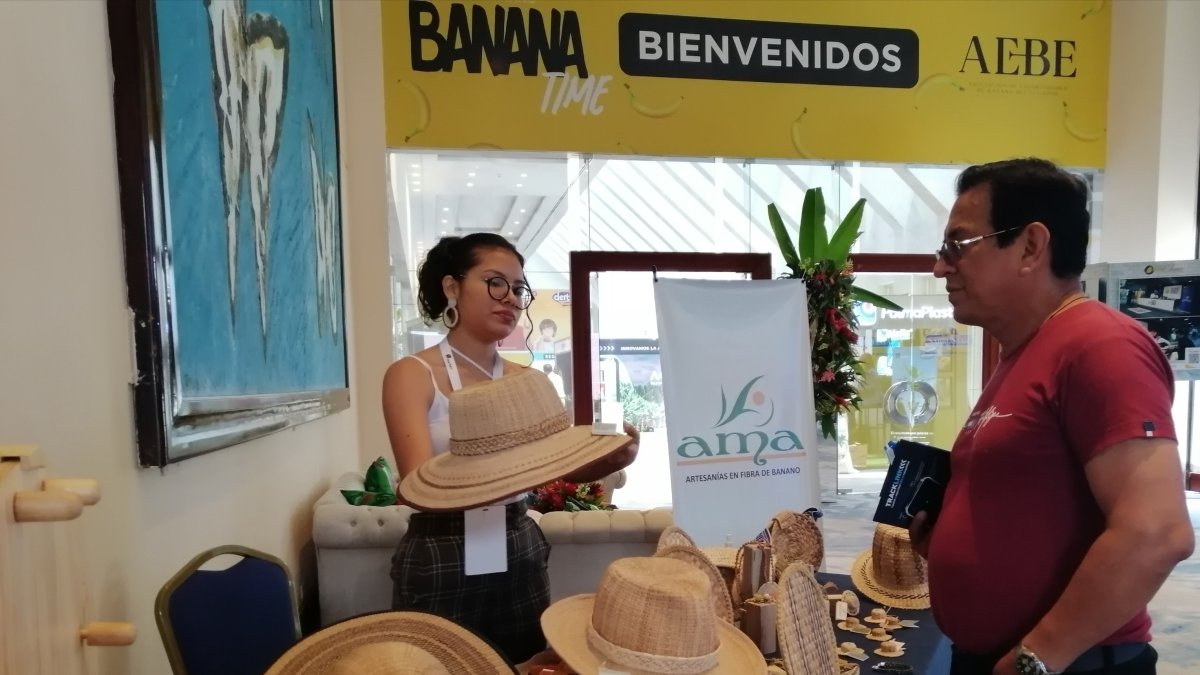 Artesanías. Los sombreros realizados con la fibra de banano, en uno de los stands que atraen a los visitantes.