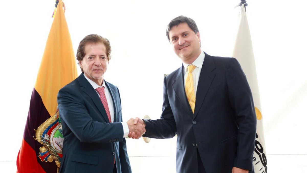 El presidente del directorio, Alfredo Ortega (i) y el gerente del Biess, Carlos Julio Arosemena (d).