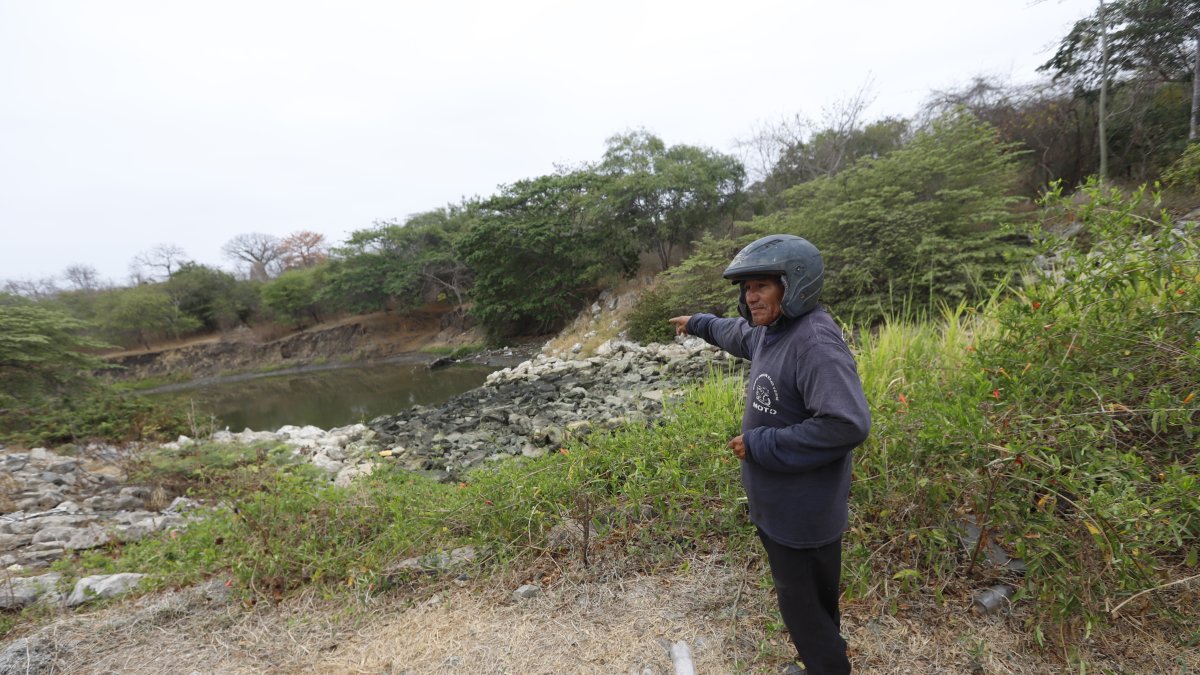 Guayaquil. Fidel Villao señala el lugar donde fue encontrado el cuerpo sin vida de un hombre en una zona apartada, aledaña a la vía a la costa.