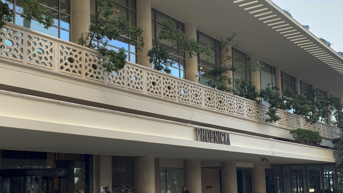 El hotel ha recuperado su esplendor a más de dos años después de ser golpeado por la explosión que desoló la capital libanesa.