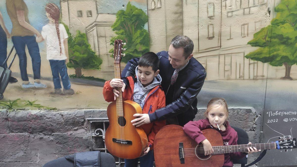 Andriy Saravas, un músico de Mariúpol de etnia griega, ofrece clases de guitarra para los niños en el centro de asistencia