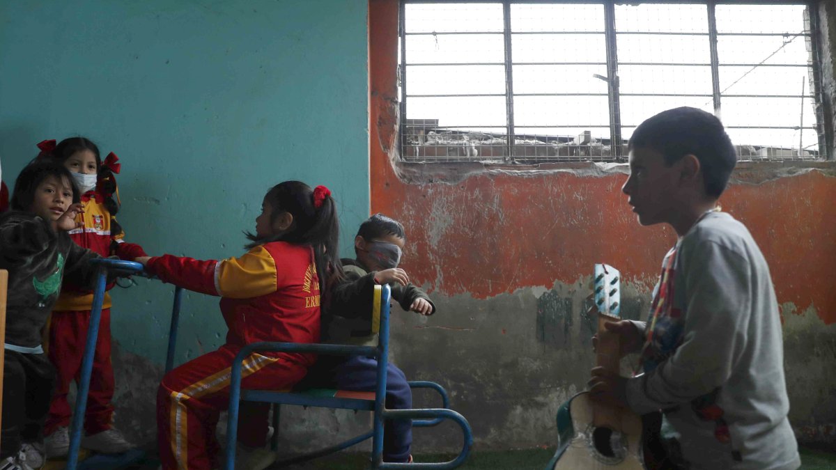 Estudiantes juegan en la escuela Jorge Víctor Castilla, el 7 de septiembre de 2022, en Lima (Perú). EFE/